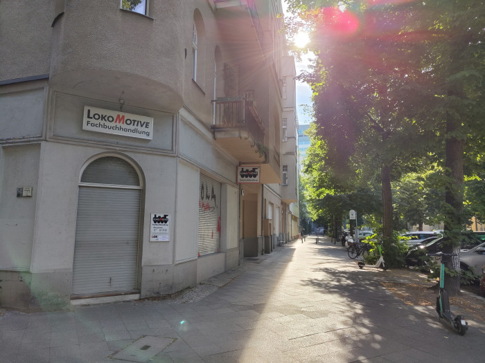 In dieser Gegenlichtaufnahme hingegen ist der Kontrast beim Phone (1) etwas gering, daf&uuml;r gibt es reichlich Details. (Bild: Tobias K&ouml;ltzsch/Golem.de)